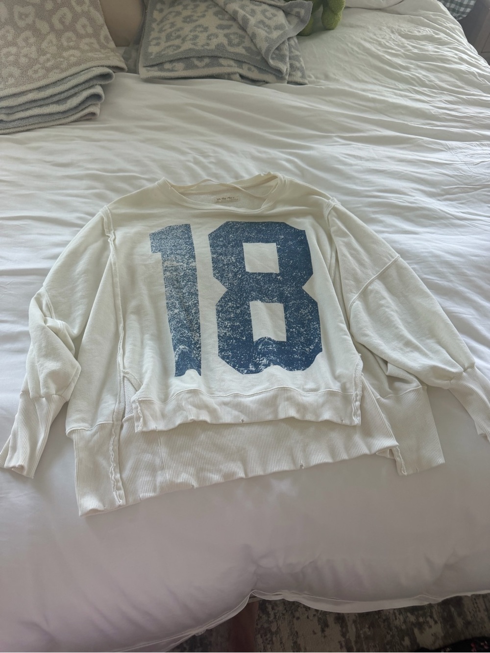 WE THE FREE Women's Cream Pullover Sweatshirt with Blue '18' Graphic